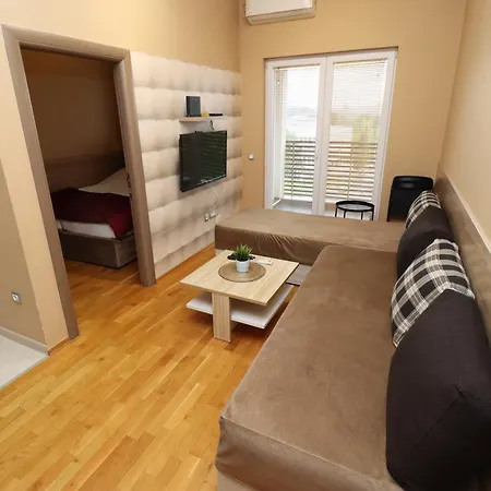 Luxury - With Balcony 12 And 12a Apartment *