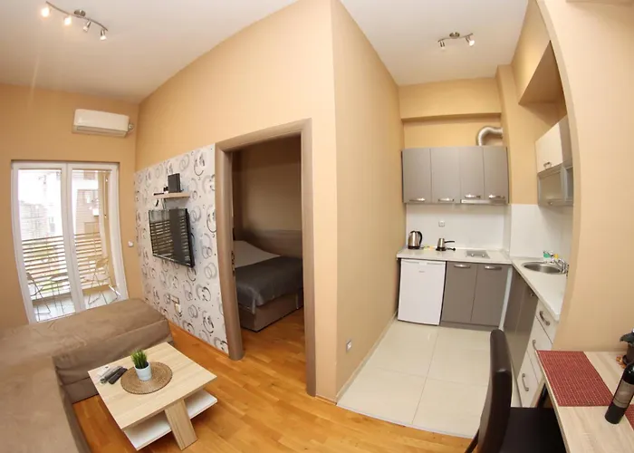 דירה Luxury - With Balcony 12 And 12a *