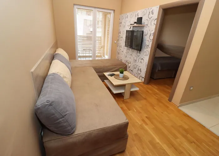 Luxury - With Balcony 12 And 12a דירה סקופיה